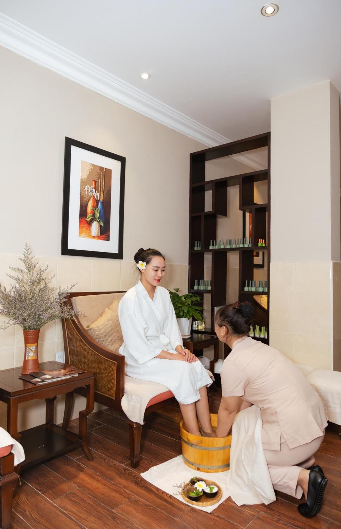 Allegro Hoi An . A Little Luxury Hotel & Spa Eksteriør bilde A foot massage