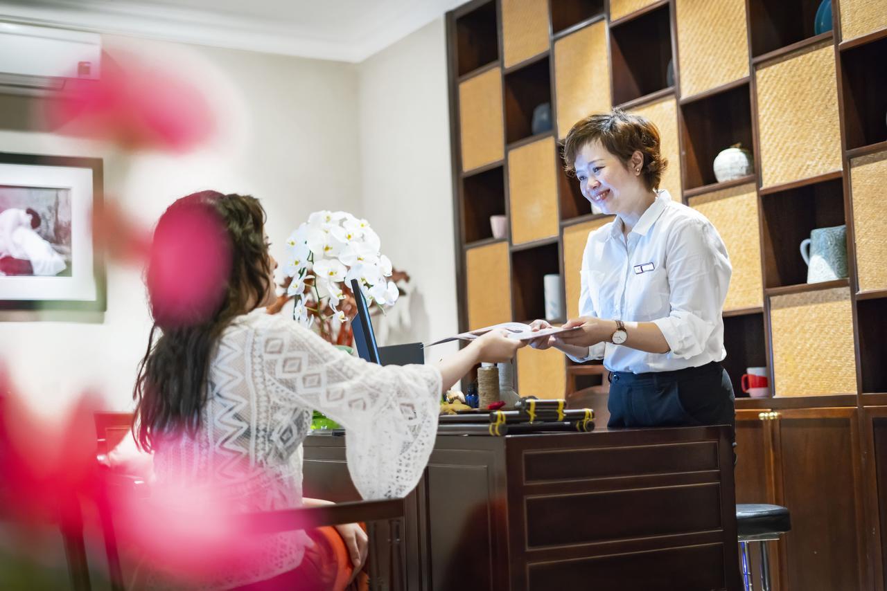 Allegro Hoi An . A Little Luxury Hotel & Spa Eksteriør bilde A guest checking in at the hotel